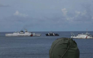 中国海警回应菲船只非法侵闯黄岩岛: 现场操作专业规范、合法合理 !