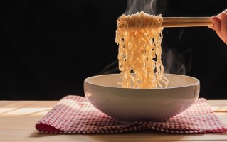 面馆休业几天 老板用文言文写请假条 !