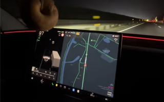 女司机晚上在高速快车道开80码 副驾驶劝都劝不动 ！