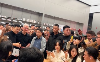 苹果CEO库克到访成都！在Apple Store现场看《王者荣耀》比赛 ！