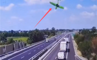 意大利一架飞机高速公路上坠毁起火：机上两人死亡后被烧焦 !