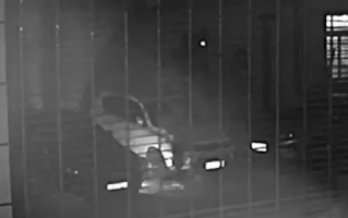 男子追求女同事被拒烧毁对方汽车：起初只是想将车胎烧坏，却不曾想火势失控 ！
