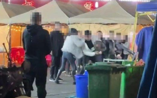 重庆一夜市多人打架 警方已介入！目击者称“四五个人打架，有人倒地不起” ！