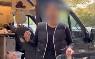 博主称欧洲自驾游1月内2次被砸车：能拿走的全被偷了 ！
