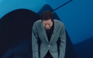 雷军鞠躬拜托吐槽SU7口下留情：小米丁大一点的问题会被拿1万倍放大镜看 ！