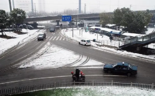 哈尔滨主城区停课 客运站全线停运：暴雪红色预警！