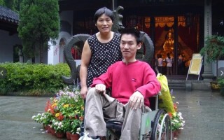 40岁“渐冻症”网红卓君去世：肌肉逐渐萎缩 靠三根手指直播 ！