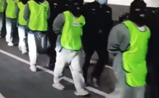 电诈人员连成一串“依警还乡”！​网友：法网恢恢，疏而不漏 ！