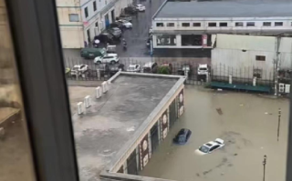 广东湛江暴雨致部分路段车泡水：有人划皮划艇出行 ！