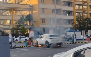 哪吒U停车场充电起火自燃 底盘电池往外狂喷火 ！