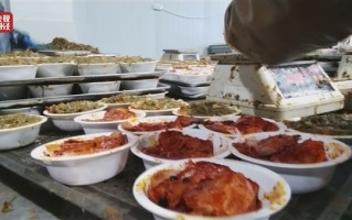 315曝光梅菜扣肉预制菜里的“槽心肉”：肉眼可见淋巴、甲状腺结 ！