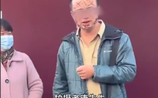 男子小区贴广告被物业在脸上涂鸦 ！拍摄者：感觉很侮辱人 ！