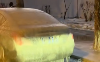 长春街头汽车遭冰层包裹成“冰糖葫芦” 车主菜刀锤子齐上阵破冰开门 !