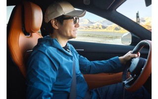 雷军晒新疆亲测小米YU7照片：单手握方向盘 表情轻松 !