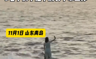女子被困礁石 三小伙手拉手将其救回：围观群众都在为他们鼓掌 ！
