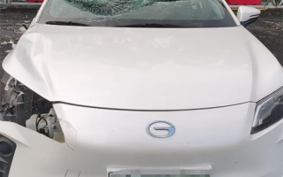 高速疲劳驾驶追尾货车顶棚被掀 司机：我以为被石头砸了 !