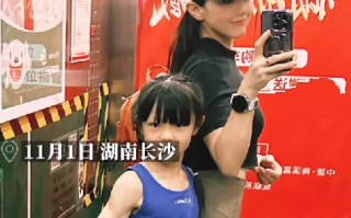 8岁女孩和41岁妈妈练出同款腹肌：觉得和女儿成为队友很酷 ！