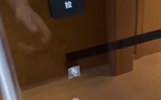 男子住亚朵浴室门把手坏掉被困半小时！当事人：最后踮脚扒门才自救 ！