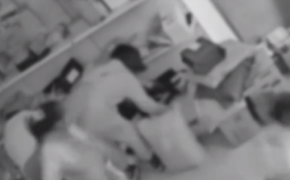 女子快递点暴躁翻找双11快递：差点砸到旁边的市民依旧我行我素 ！ 