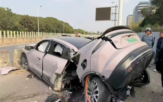 女子开蔚来EC6发生严重事故车体都断成两节：本人安然无恙 ！