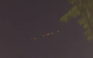 杭州天空现链状不明飞行物！拍摄者称：今年第二次看到，不同的是这次是彩色的！