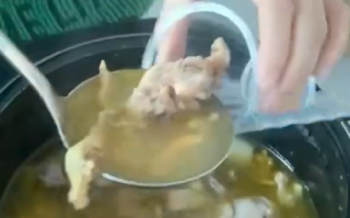 老师课上带学生炖药膳鸡汤：同学表示，鸡汤很好吃，大家都挺喜欢的 ！