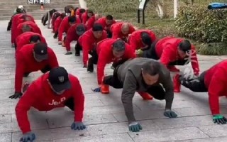 老人扎堆鳄鱼爬引围观 医生提醒：坏处多于好处 ！