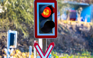 男子疯狂闯红灯89次 被记549分 网友：我高考都没这么多分 ！