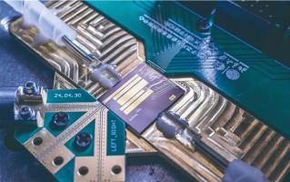 全球首款！中国科学家打造指甲盖大芯片 实现6G全频段通信突破 !