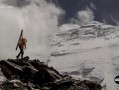 50岁美国登山家成功从珠峰北壁滑降 有史以来第一人！ 
