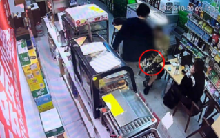 女孩在便利店突遭外籍男子泼剩饭: 警方已接警出警处理 !