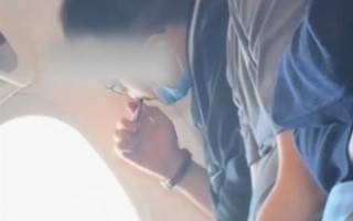 乘客拍下飞机上有人多次吸电子烟 厦航回应：飞机上可携带但禁止吸食 ！