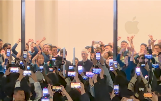 中国最高规格！苹果上海静安Apple Store开业：库克亲自揭 ！
