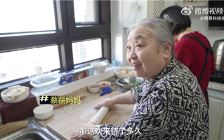 满头银发让人心疼！蔡磊妈妈罕见露面：回忆儿子在京东的往事 ！