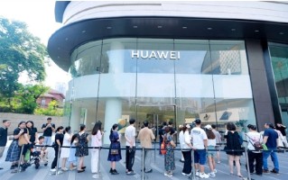 华为Pura80系列开售即“疯狂” 网友称挤15分钟才能摸到真机 ！