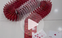 别眨眼！网友用扑克牌摆多米诺骨牌 最后展开的画面太惊艳 !