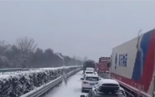 暴雪导致高速瘫痪：车主被困十余小时 食物还能吃2天 ！