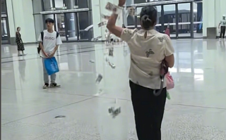 女子高铁站边走边撒纸币 撒了好几轮都被人捡走 背后原因成谜 ！