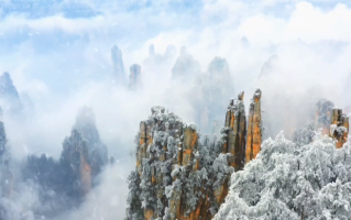 张家界迎来2024年首场大雪：游客尽享冰雪乐趣 ！