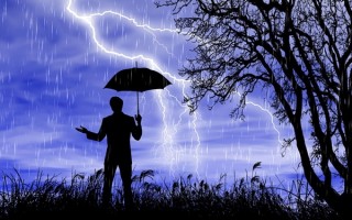 广州塔为何总被闪电“击中”：塔尖引雷针主动引雷保护建筑 ！