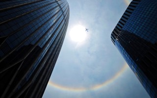 龙年龙月龙日深圳出现日晕！网友拍到飞机横穿光环 壮观至极 ！