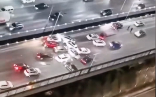 注意缓行！西安冻雨致数十辆车相撞：根本刹不住 !