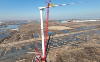 扫一圈就是6个足球场！全球陆上最大叶轮风机成功吊装 ！