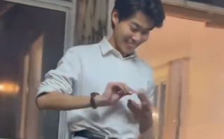 男生把毕业后第一份工资交给奶奶 ！直言：小时候吹过的牛实现了 ！