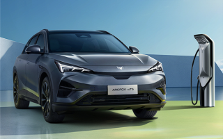 因广告中贬低特斯拉：极狐4S店被罚5万元 ！