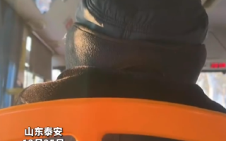 大爷背影与离世父亲相似 女子泪奔 ！​网友：看一次哭一次！