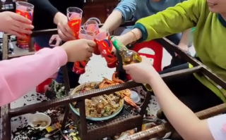碎碎平安！全家人聚餐时桌子突然炸了：依旧淡定举杯 ！