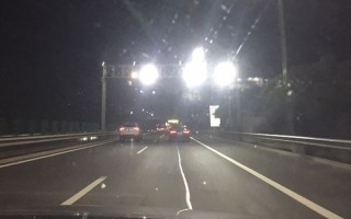 网友建议取消龙门架上面的射灯：瞬间“致盲”存隐患 ！