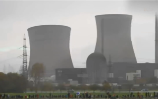 最大核电站冷却塔1分钟内被爆破!3万人见证德国核能时代落幕 ! 最大核电站冷却塔1分钟内被爆破!3万人见证德国核能时代落幕 !