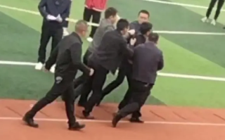 学生被扇打后强制带离?官方回应：学生扰乱比赛秩序后辱骂老师，事后进行了道歉 ！
